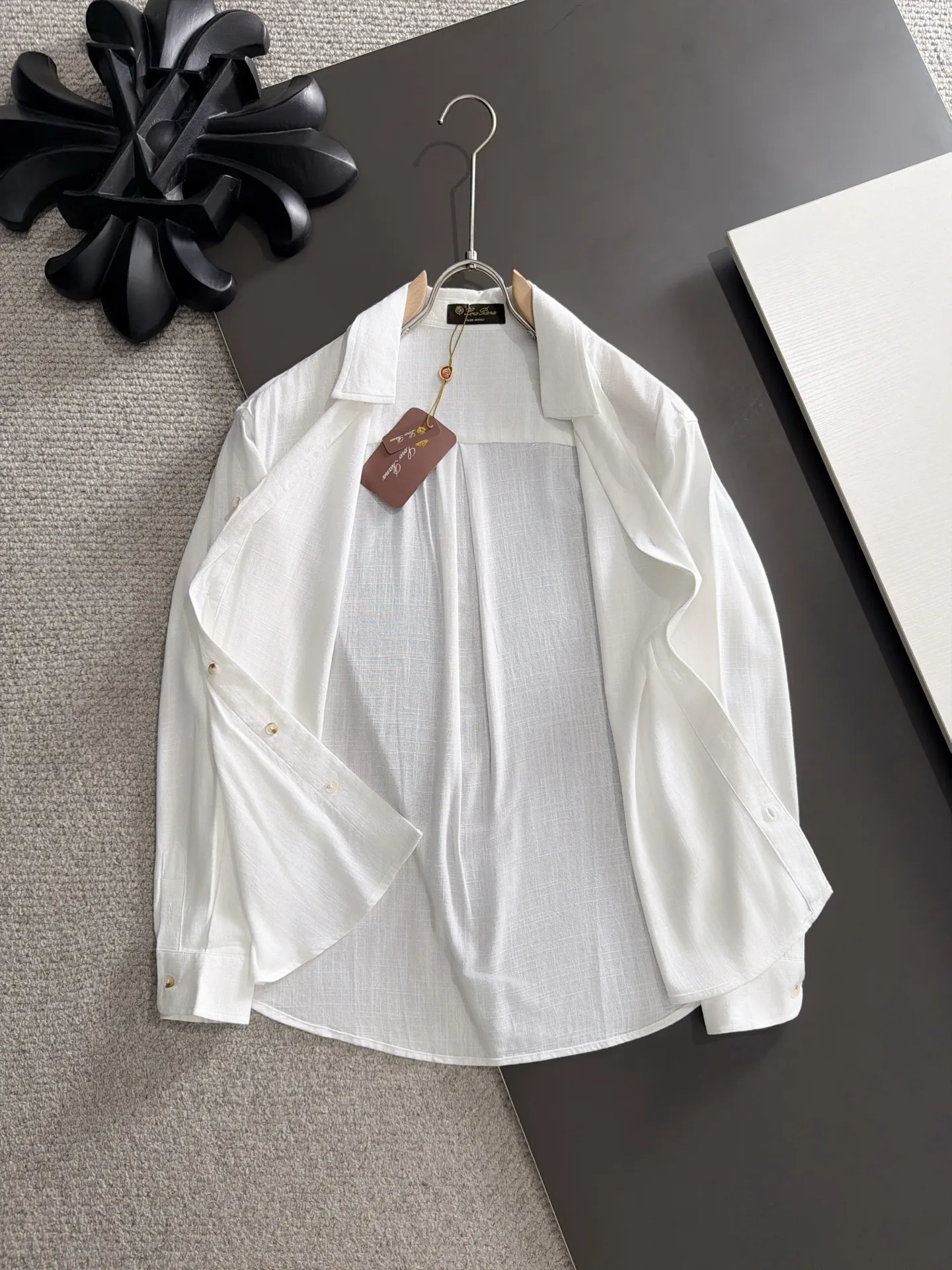 Next day shipment LP high quality Loro Piana 26ss autumn and winter New Arrival linen shirt set Made of one-on-one combed cotton yarn knitted linen fabrics, no pressure in and out of the counter Exclusive control of raw materials It feels substantial when weighed, and the upper body is more textured than ordinary T-shirts. This texture can cope with the weather easily and is suitable for both hot and cold! Loose fit design, looks noble. The only correct version is available Size: M to XXXL